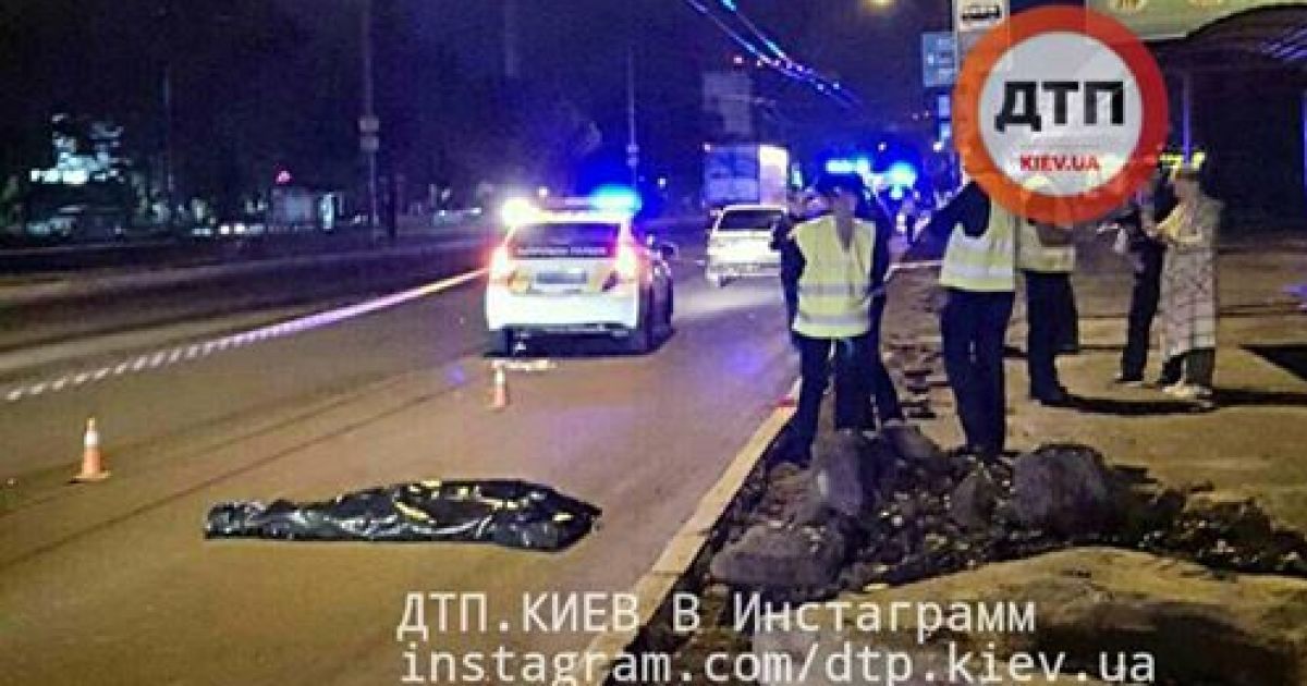 У Києві кілька авто переїхали пішохода, який намагався перебігти проспект