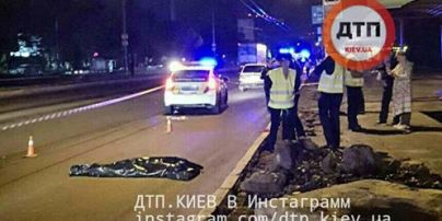 В Киеве несколько авто переехали пешехода, который пытался перебежать проспект