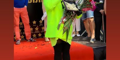 Ирина Билык в маске и в костюме цвета зеленый неон получила звезду в центре Киева