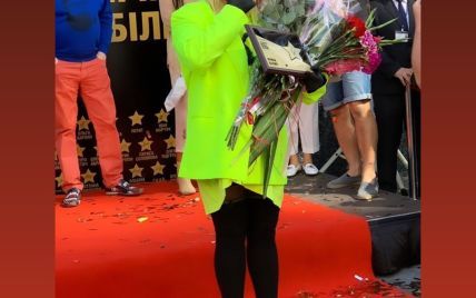 Ирина Билык в маске и в костюме цвета зеленый неон получила звезду в центре Киева