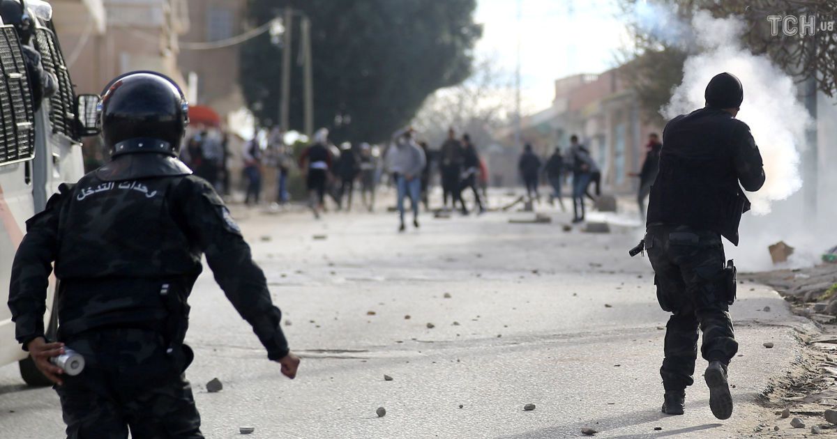 В Тунисе вспыхнули уличные протесты с беспорядками после самосожжения журналиста