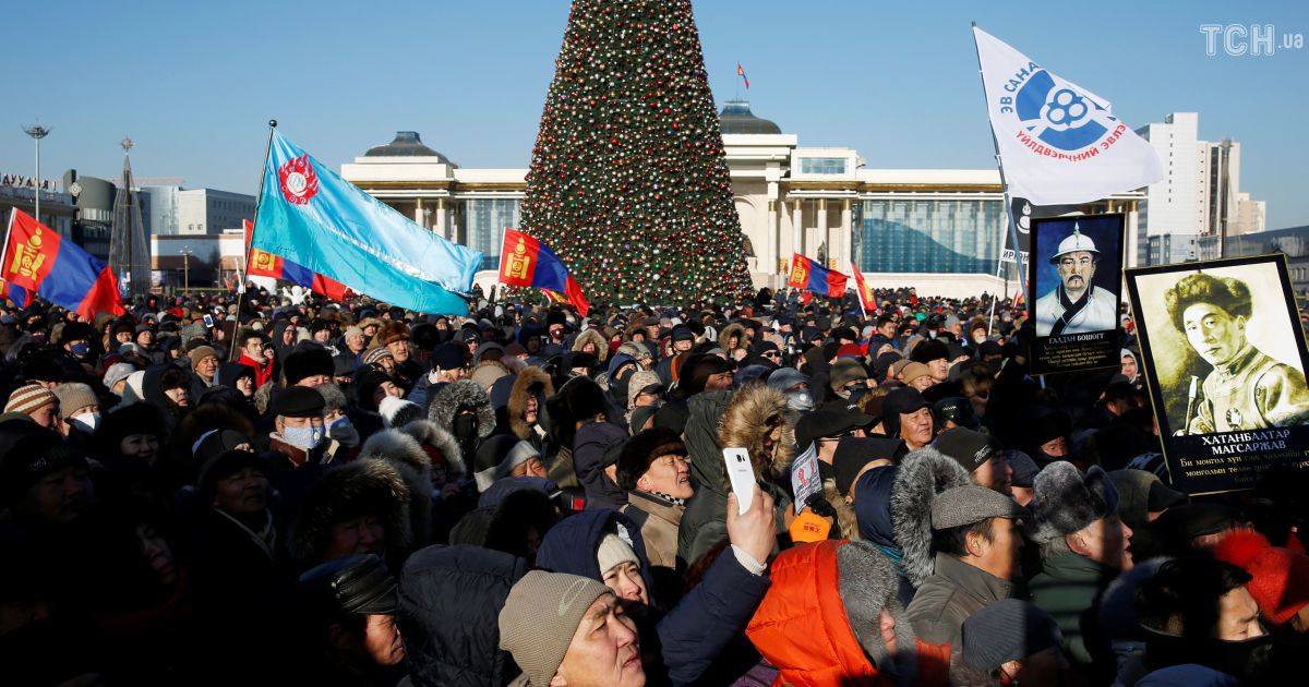 Продавали посади в уряді: десятки тисяч монголів вийшли на протести проти корупції у владі