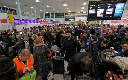 Не попадут к Санте: В Лондоне более ста тысяч пассажиров не могут покинуть аэропорт из-за "издевок" дронов