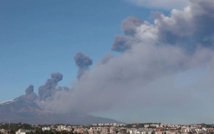 В Італії відбулося виверження вулкана Етна. Влада закрила місцевий аеропорт