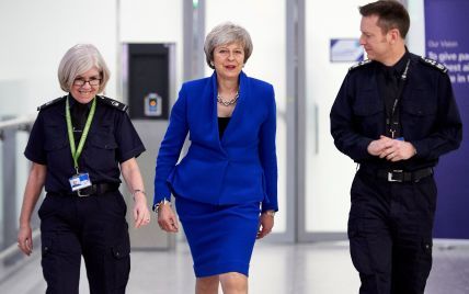 Повторила образ: Тереза Мэй в синем костюме и леопардовых туфлях появилась в аэропорту Лондона