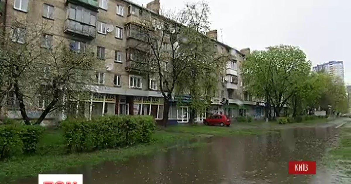 В Киеве дороги ушли под воду