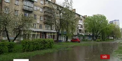 Дороги Києва перетворюються на "канали Венеції" через тривалий дощ