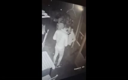 Угрожал запихать в рот гранату и душил: под Запорожьем посетитель кафе запугал девушку, а полиция "закрыла глаза" (видео)