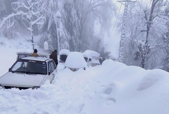 Смерть на куроті: понад 20 людей загинули в автомобілях під час снігопаду в Пакистані (фото)