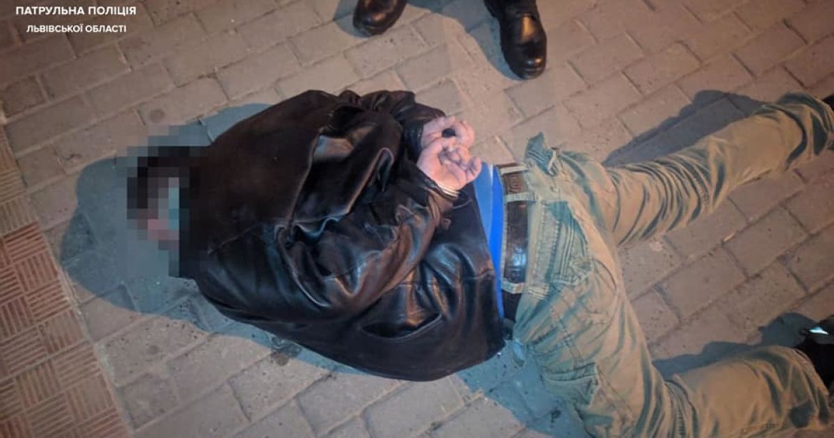 У центрі Львова чоловік напідпитку влаштував різанину