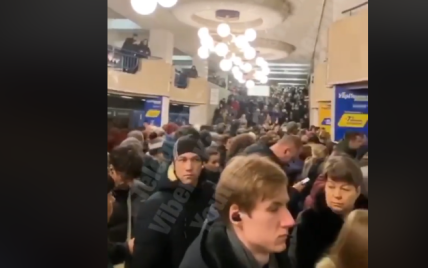 Яблоку негде упасть. На "Академгородке" образовалась давка из-за неисправности колеи метро