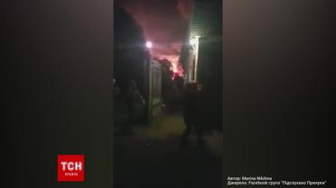 Военные выезжают с территории базы во время взрывов на военных складах вблизи Ични