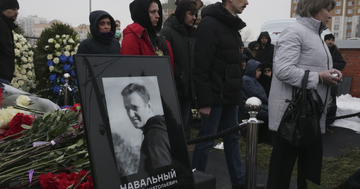 Священника наказали за панихиду на могиле Алексея Навального
