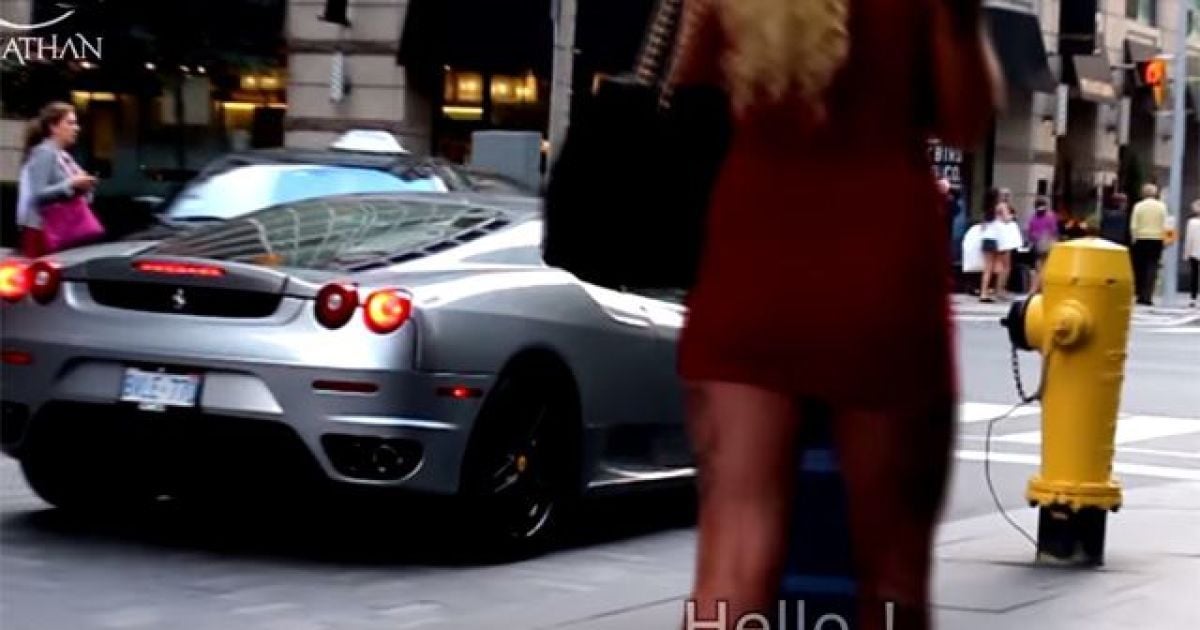 Как длинноногая блондинка почувствовала на себе гнев Ferrari (видео)
