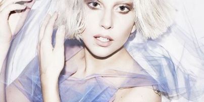 Свободная и раскрепощенная: Леди Гага надела прозрачную кофточку поверх обнаженного бюста