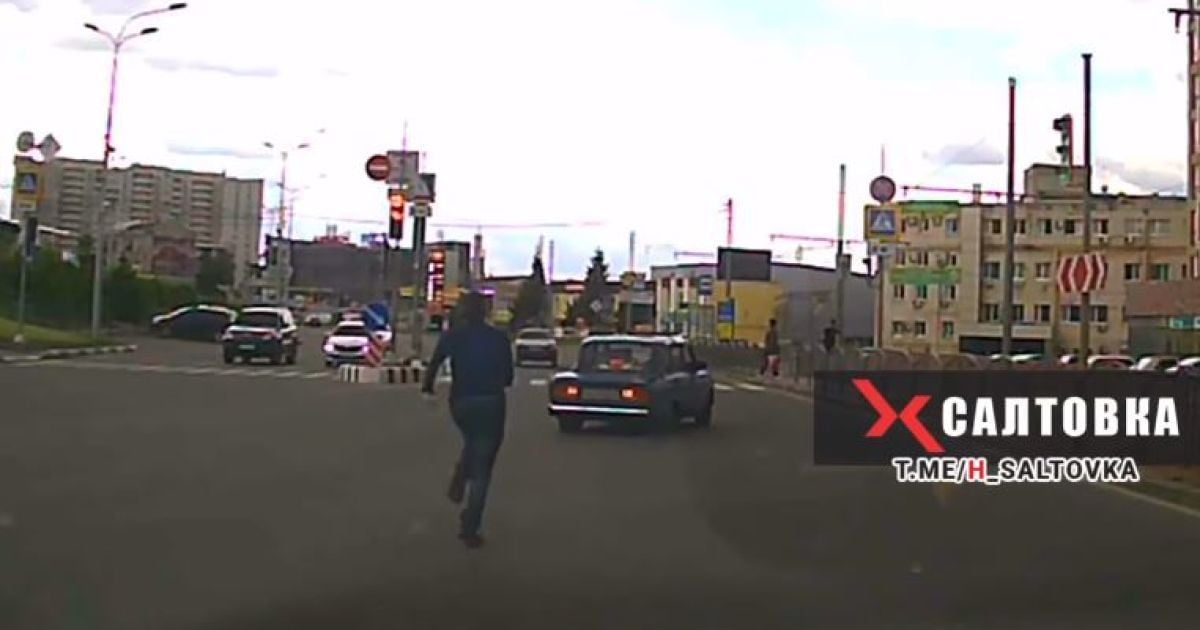 Не все герои носят плащи: в Харькове мужчина догнал и остановил авто, водитель которого потерял сознание
