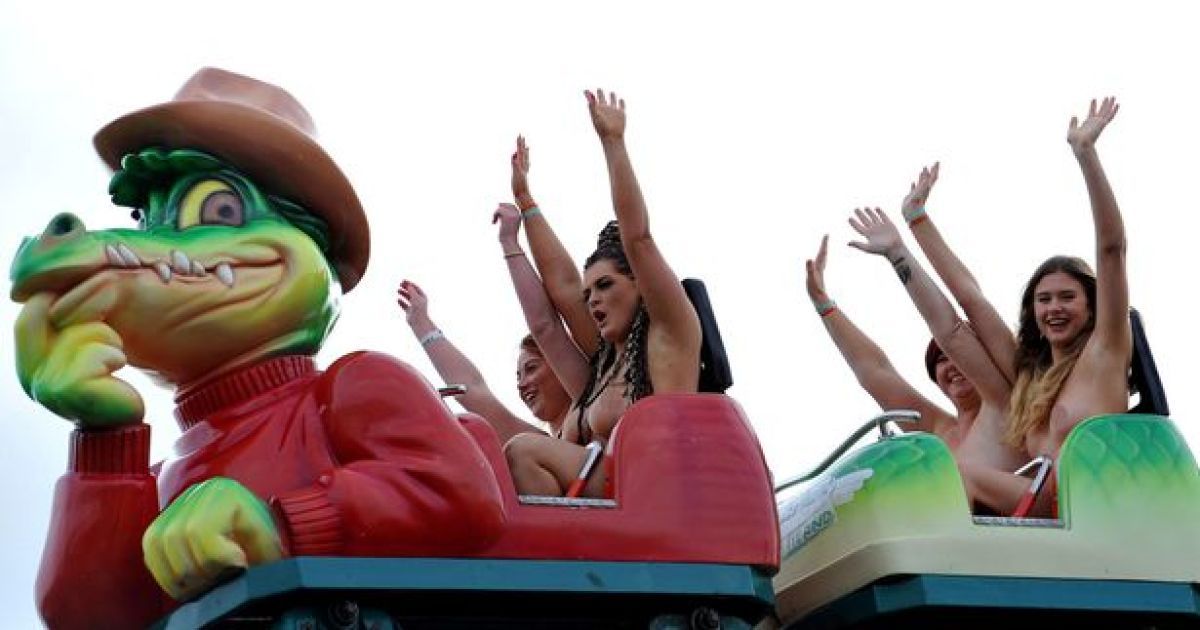 В Великобритании десятки женщин проехались обнаженными на "американских горках"