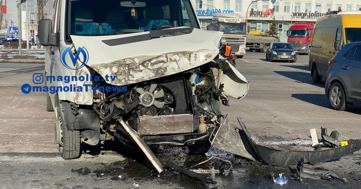 У Києві на Харківській площі вантажівка військових протаранила дві автівки