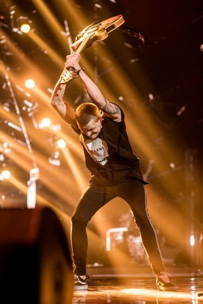 O. Torvald оправдал свой псевдоним, разбив гитару / © vklybe.tv