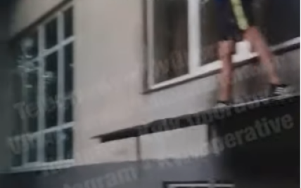 В Киеве очередной тиктокер уничтожил электросамокат: видео