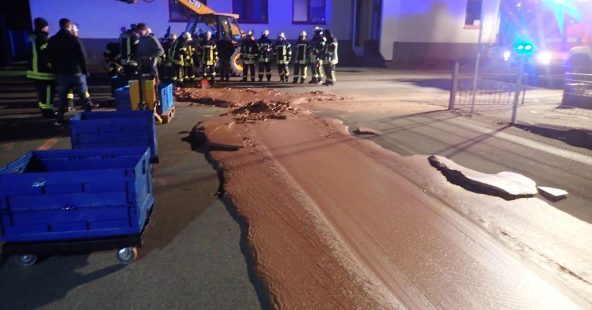 В Германии на дороге лопнула цистерна с шоколадом
