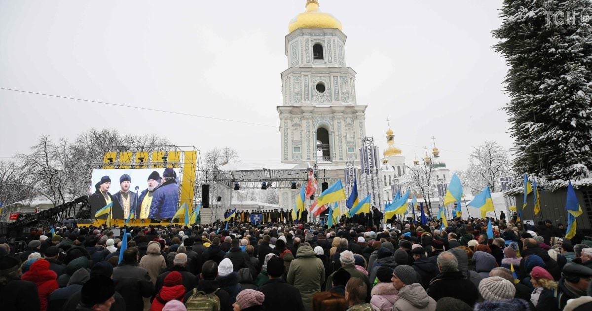 На Софийской площади около 10 тысяч людей ждут решения Объединительного собора