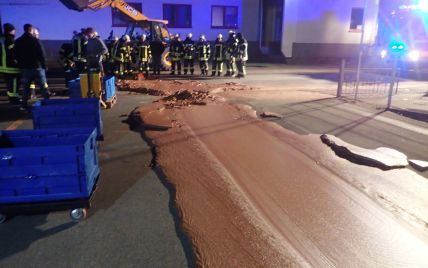 В Германии на дороге лопнула цистерна с шоколадом