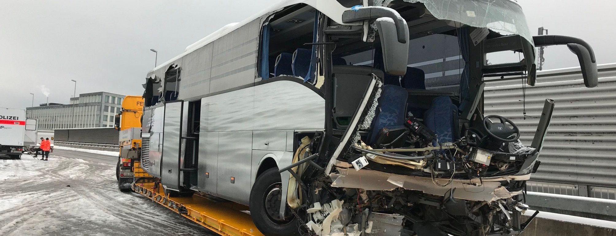 Жахлива аварія автобуса у Швейцарії: є загиблий та десятки поранених
