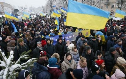 В Києві затримали чоловіків зі зброєю, які йшли на Софійську площу