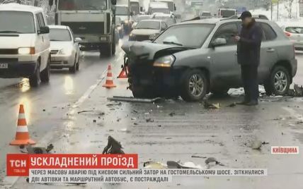 На шоссе под Киевом километровые пробки из-за тройной ДТП