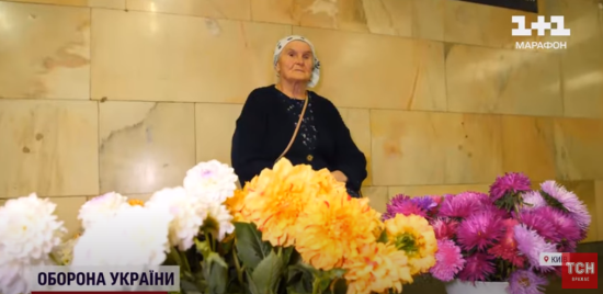 50 років продає квіти біля метро: історія бабусі Галі, будинок якої знищила російська ракета, а син вкрав документи