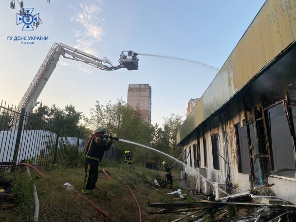 Пожежа в Києві на вулиці Райдужній / © Управління ДСНС Києва