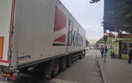 В Одесі на пішохідному переході вантажівка збила жінку: фото