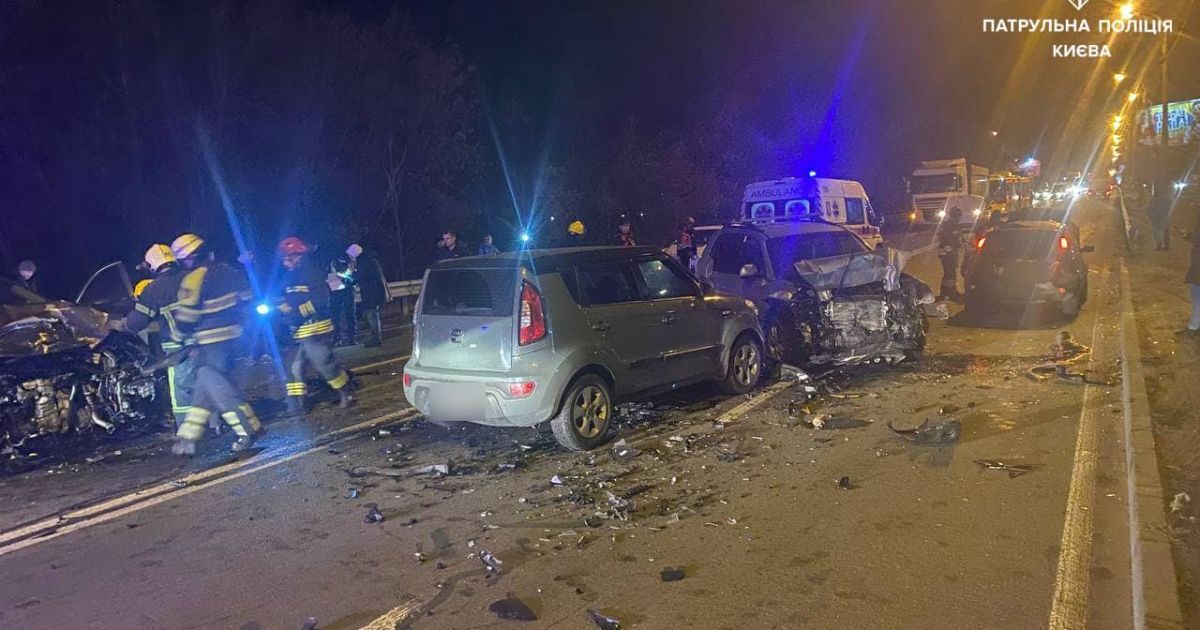 У Києві на Мінському проспекті сталася ДТП з потерпілими за участю чотирьох автомобілів