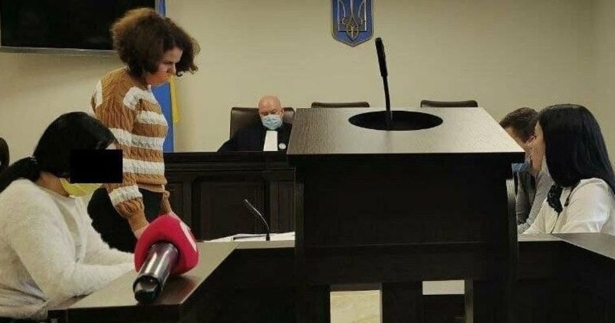 "Где родители, они должны здесь слезы лить": в Запорожье на суд к "организатору" избиения школьниц никто из родных не пришел