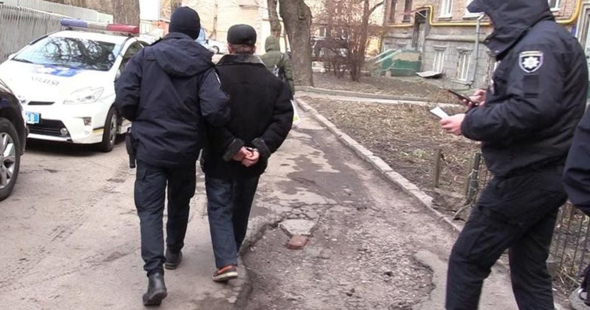 Забив табуретом та зарізав ножем: у Києві до 15 років за ґратами засуджено чоловіка за жорстоке вбивство товариша