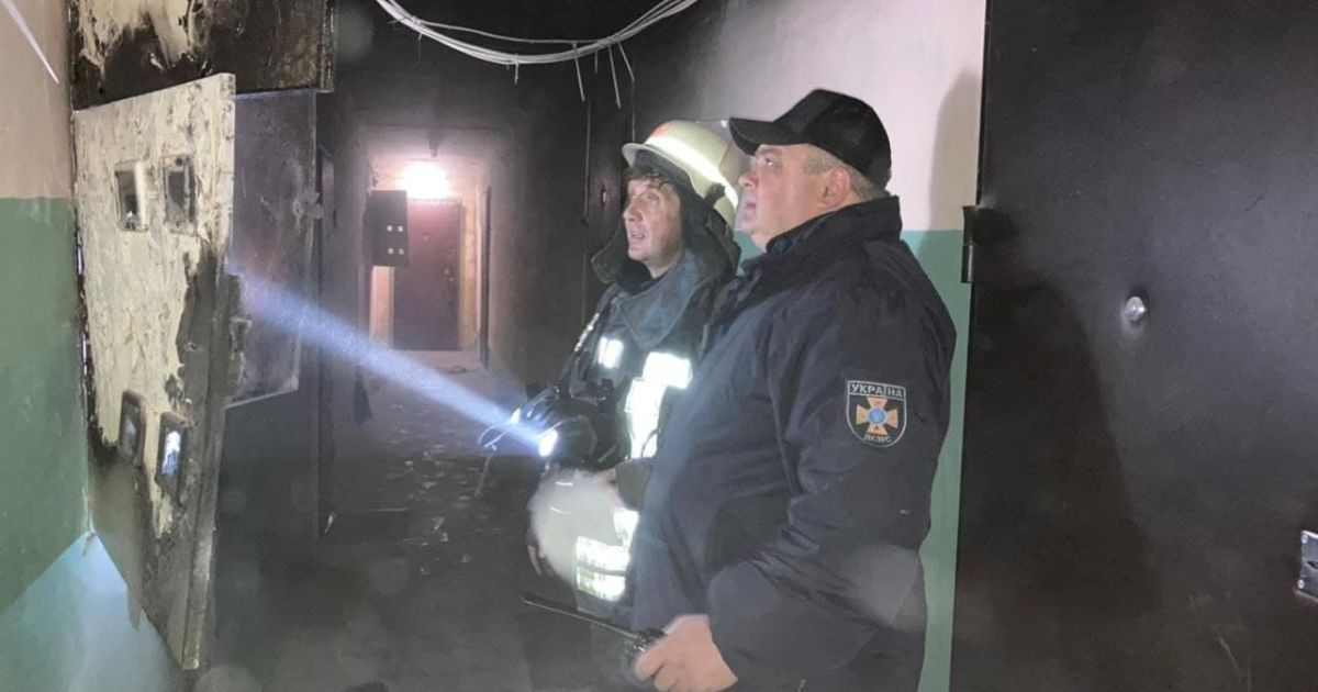 В Киеве горела многоэтажка: спасатели эвакуировали жителей