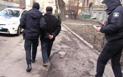 Забив табуретом та зарізав ножем: у Києві до 15 років за ґратами засуджено чоловіка за жорстоке вбивство товариша