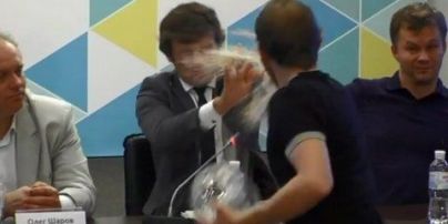 Студент поцілив тортом в обличчя заступника міністра фінансів Марченка