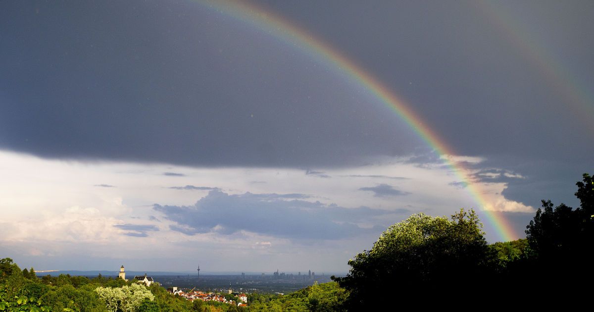 Погода на понеділок: в Україні обіцяють спеку та дощі