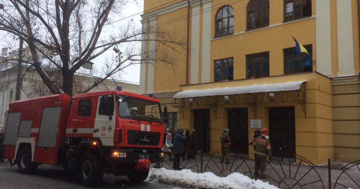 В Киеве из-за замыкания электропроводки эвакуировали школу