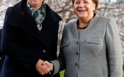 Тереза Мэй приехала на встречу к Меркель в любимых красных туфлях