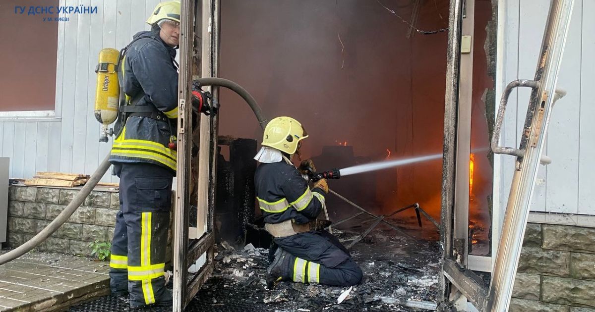 Пожежа в Києві на вулиці Райдужній