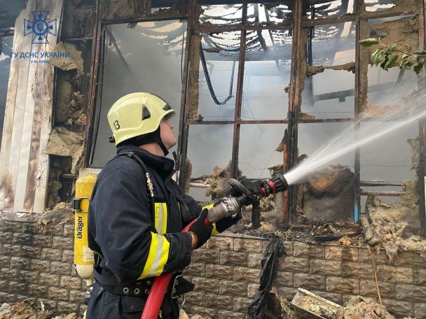 Пожежа в Києві на вулиці Райдужній / © Управління ДСНС Києва