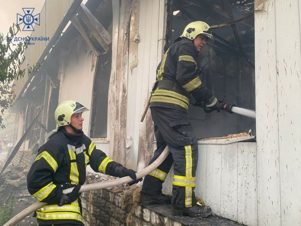 Пожежа в Києві на вулиці Райдужній / © Управління ДСНС Києва
