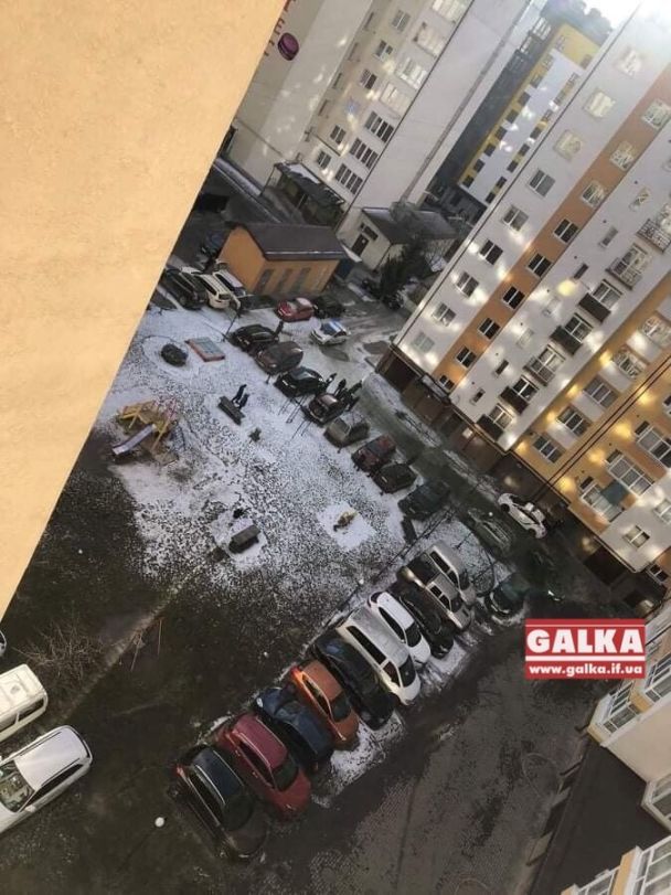 В Ивано-Франковске парень выпал с 9 этажа, фото с места происшествия / © "Галка"