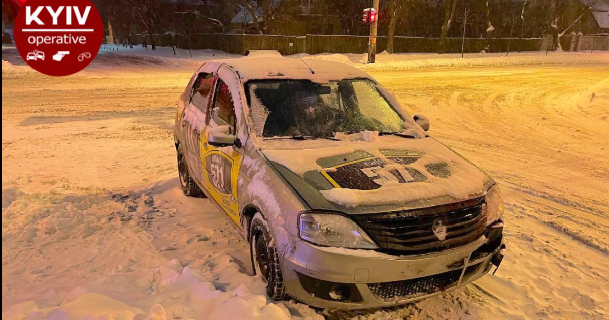У Києві п'яний таксист на побитій автівці влетів у Mercedes та в автобус