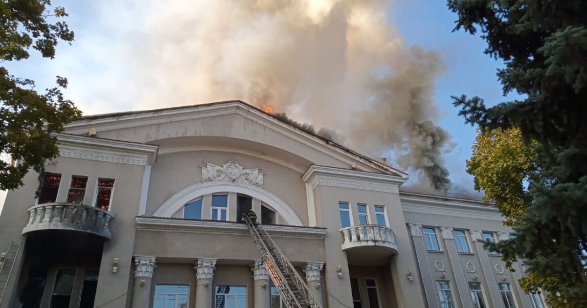 В Бахмуте оккупанты обстреляли дворец культуры, в Соледаре — спорткомплекс: как прошла ночь в Донецкой области