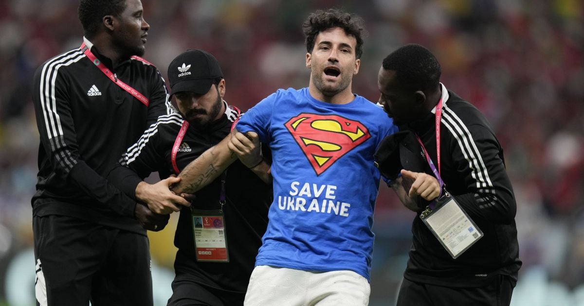 "Save Ukraine": під час матчу ЧС-2022 на поле вибіг активіст із закликом допомогти Україні (фото, відео)
