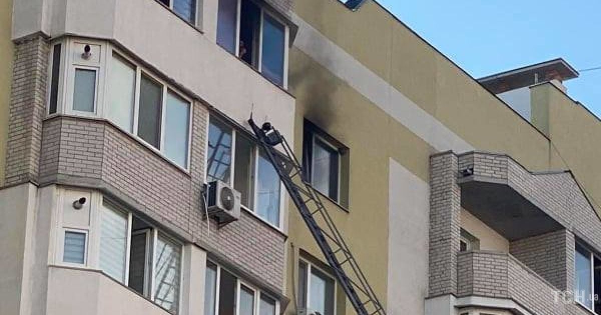 Чоловік, щоб насолити дружині, підпалив квартиру і сам причаївся на балконі